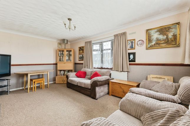 16, Fleming Court, Thetford photo 3