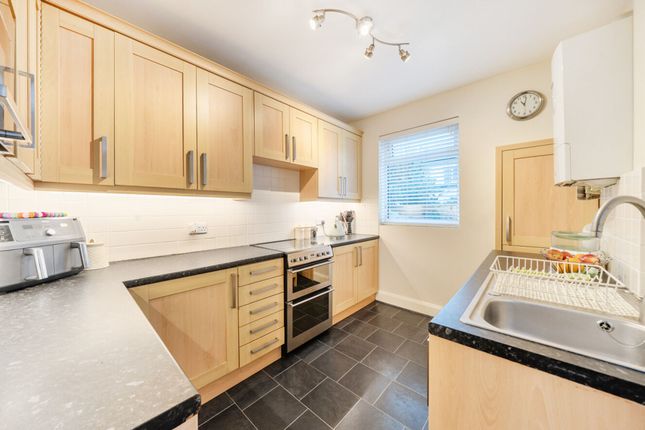 31 Gibsons Hill, London photo 4