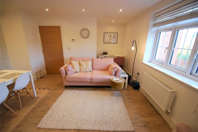 Flat to rent in Compton Road, Wooburn Green, High Wycombe