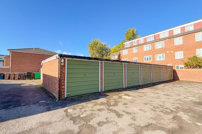 Bucklers Way, Carshalton photo 4