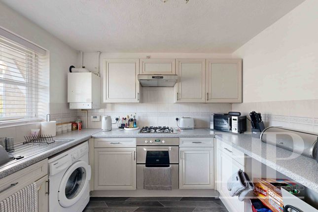 21 Boleyn Close, Crawley photo 2