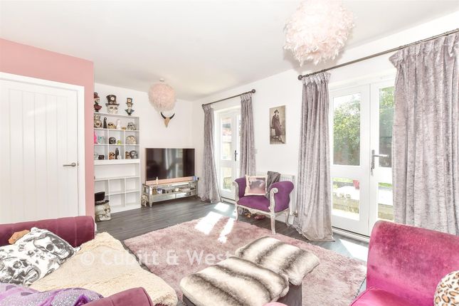 4, Ellisons Crescent, Waterlooville photo 3