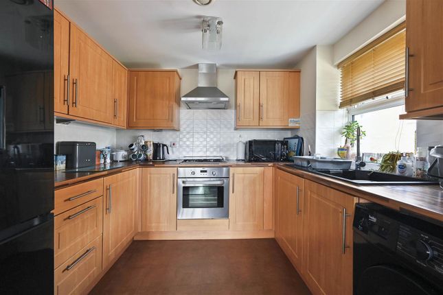 10 Helensburgh Court, Upper Sea Road, Bexhill-On-Sea photo 4