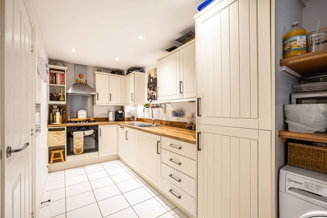39 Kingshill Drive, High Wycombe photo 3
