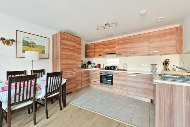 Flat for sale in Garratt Lane, Wandsworth Town, London