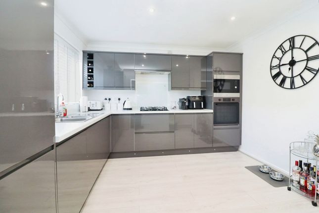 16 Mowbray Close, Bedford photo 4