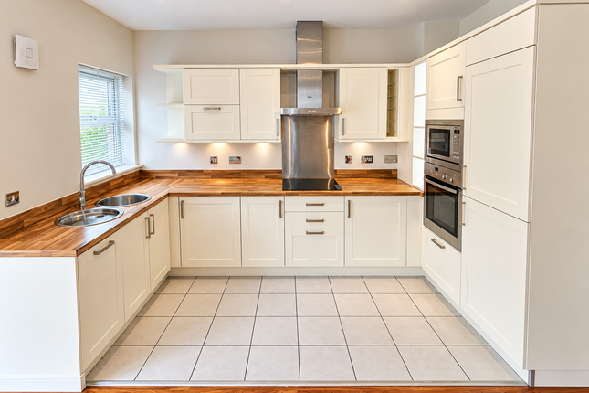 2 Sandringham House, 501 Harrogate road Leeds, Leeds photo 2