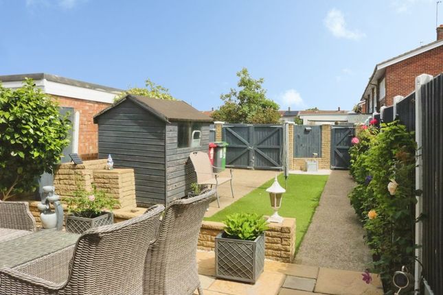 39, Tamar Way, Slough photo 2