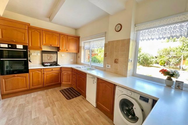 46 Rosslyn Avenue, Romford photo 2