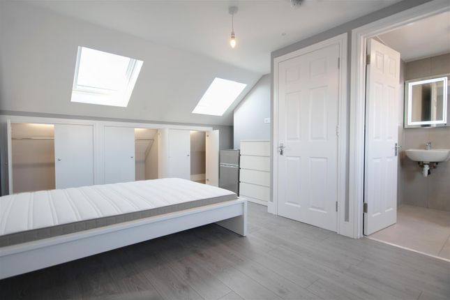 Studio house on Room 5, 40, Waltham Drive, Edgware, £900/mo