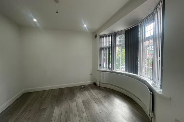 Ascot Gardens, Southall photo 5