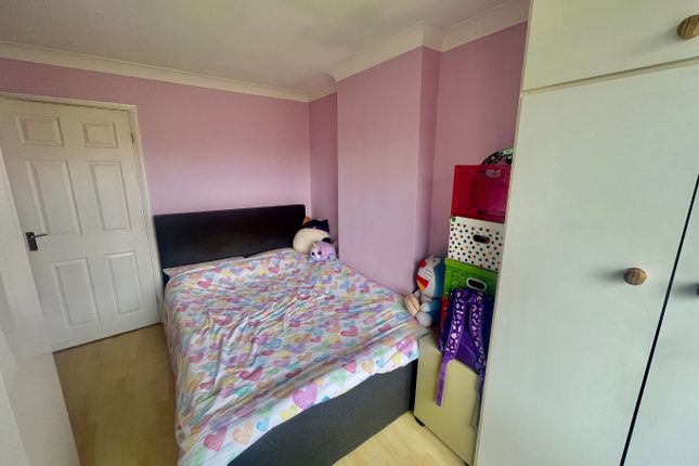 Semi-detached house to rent in Forrest Crescent, Luton, Bedfordshire