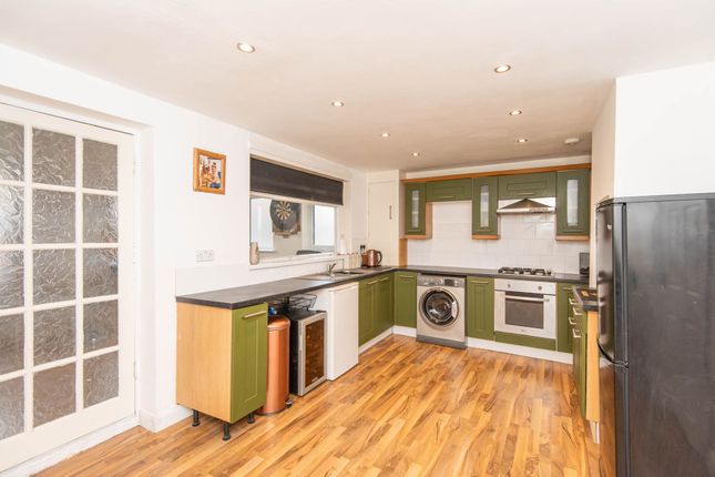 24 Springvale Close, Chesterfield photo 2