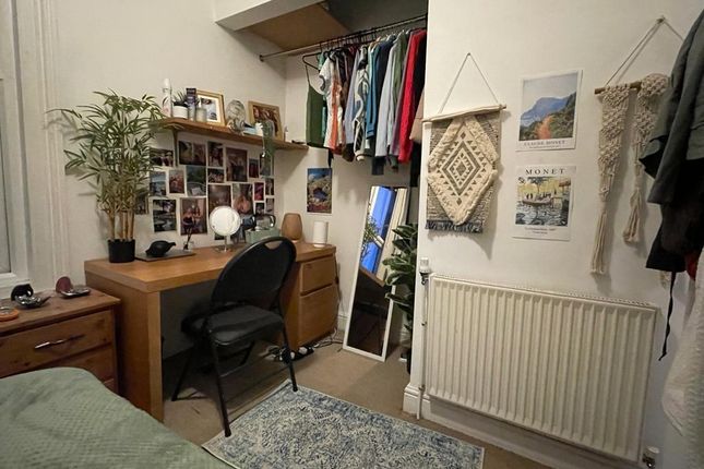 Cozy Furnished Bedroom With A Desk Workspace, Buil...