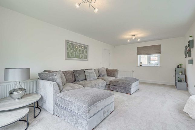 17, Hughes Crescent, Wickford photo 4