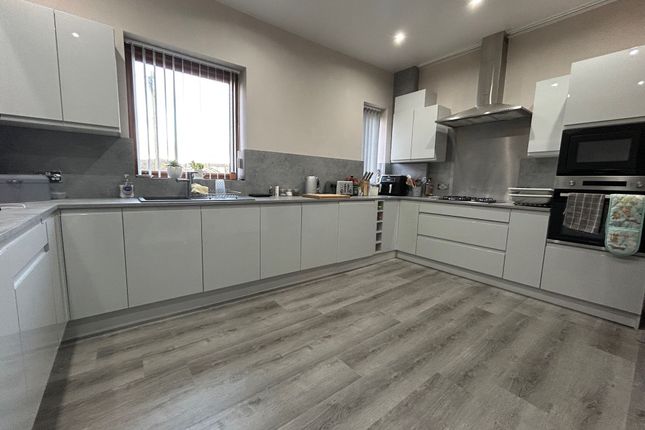 642 Huddersfield Road, Bradford photo 4