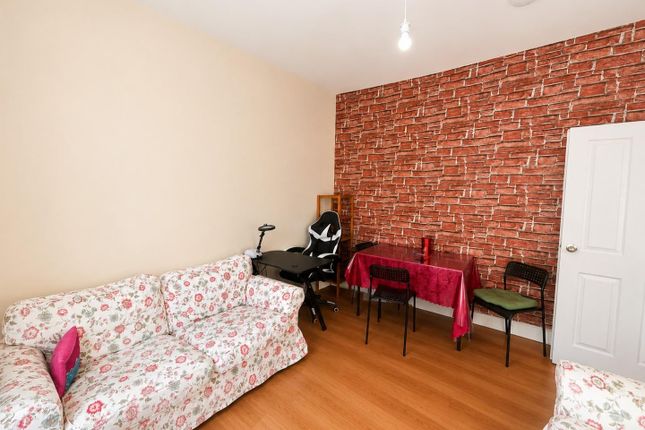 16, Station Crescent, London photo 3