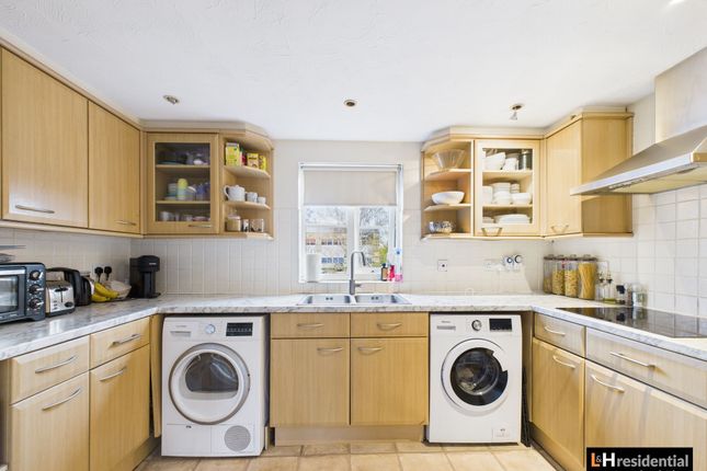 42 Kensington Way, Borehamwood photo 3