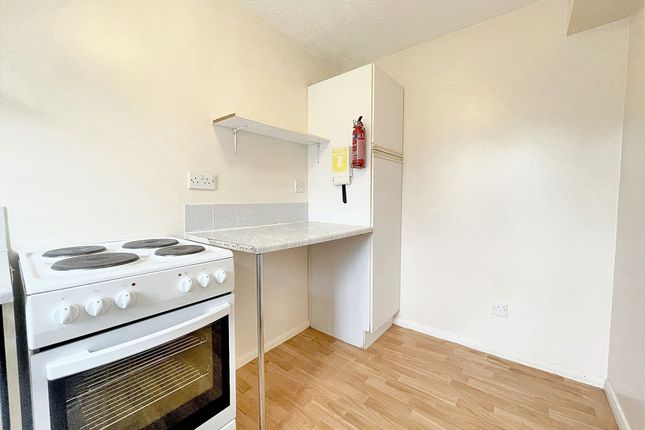 12 Honey Close, Dagenham photo 4