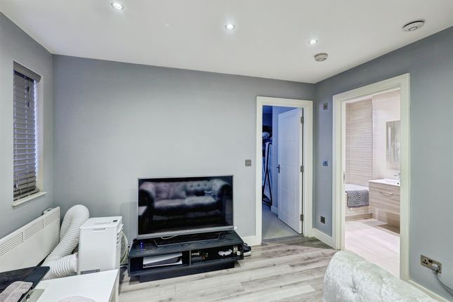Flat 2, 1, Duncan Close, Northampton photo 4