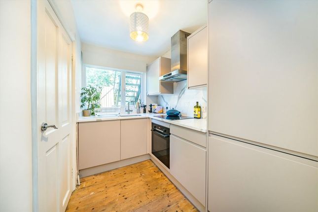 25, Caxton Road, London photo 4