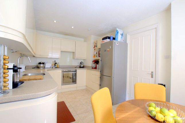 Holm Oak Close, London photo 4