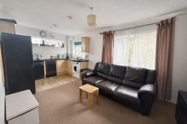 6 Hayley Court, Lodge Way, Ashford photo 2
