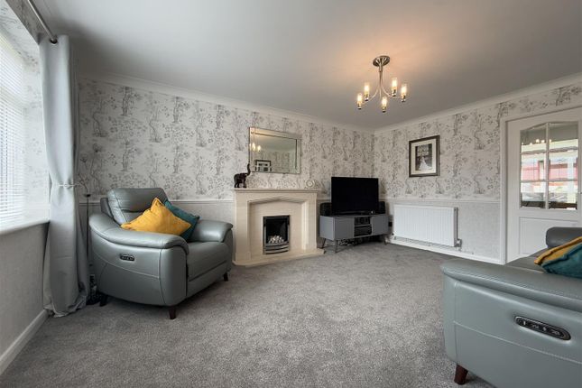 11, Gorsey Way, Ashton-Under-Lyne photo 2