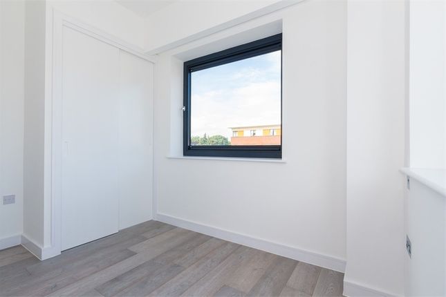 Flat to rent in Bath Road, Slough