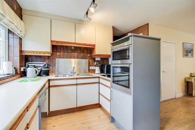 5, Woodthorpe Gardens, Wakefield photo 3