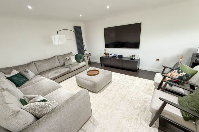 51 Wellsfield, Bushey photo 2