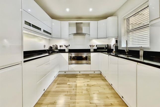 14 Sealand Court, Esplanade, Rochester photo 4