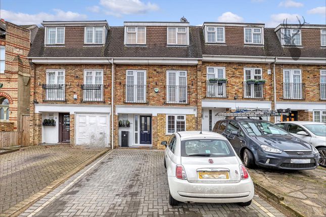 Thumbnail Property to rent in Palmerston Road, Buckhurst Hill