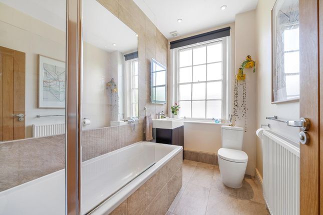 Flat for sale in Russell Grove, London
