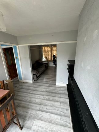 18, Maypole Crescent, Ilford photo 5