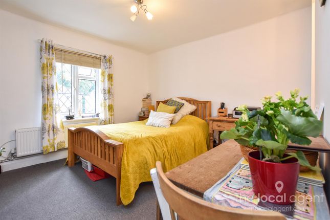 Thumbnail Flat for sale in Adelphi Road, Epsom