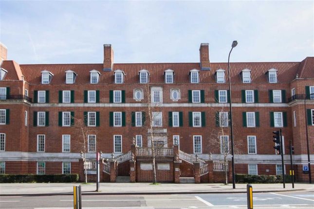 Thumbnail Flat for sale in Clapham Common South Side, London