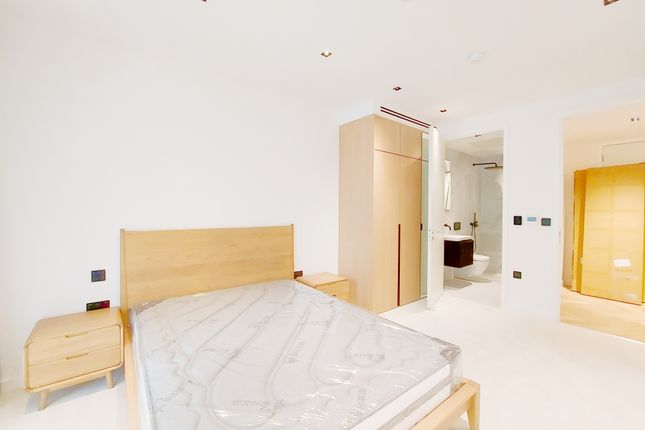 Triplex to rent in Cluny Mews, London