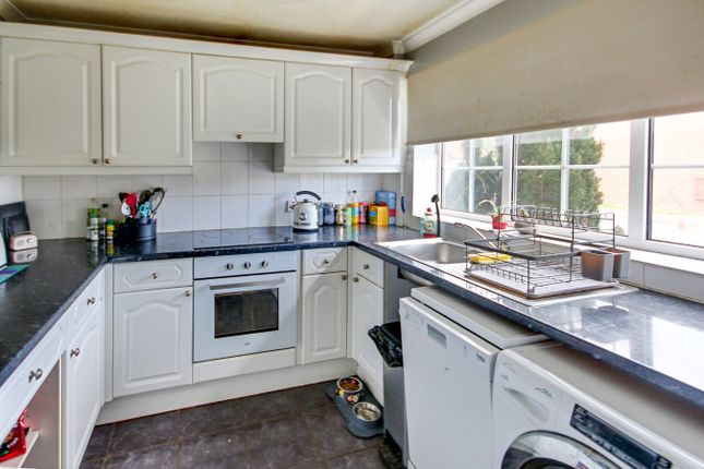56, Estcots Drive, East Grinstead photo 4
