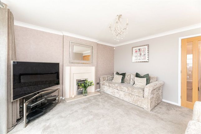 Longwood Close, Wakefield photo 4