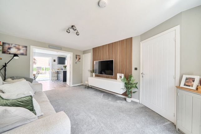 12 Pear Close, Exeter photo 2