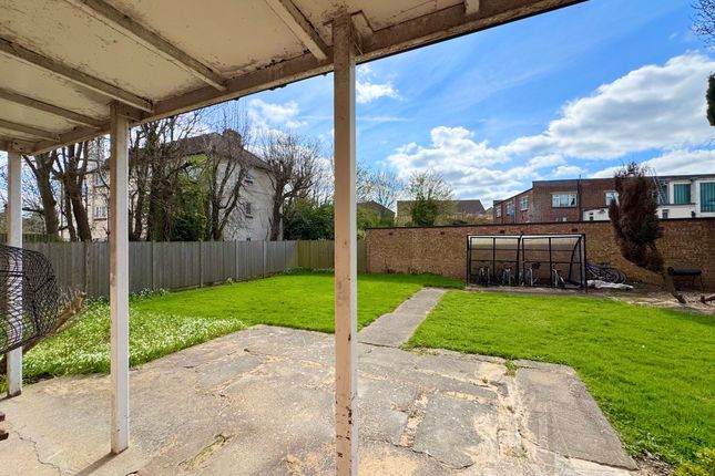 Flat 2, Grosvenor Court Hale Lane, London photo 5