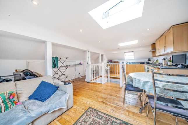 Thumbnail Flat to rent in Haselrigge Road SW4, Clapham High Street, London,