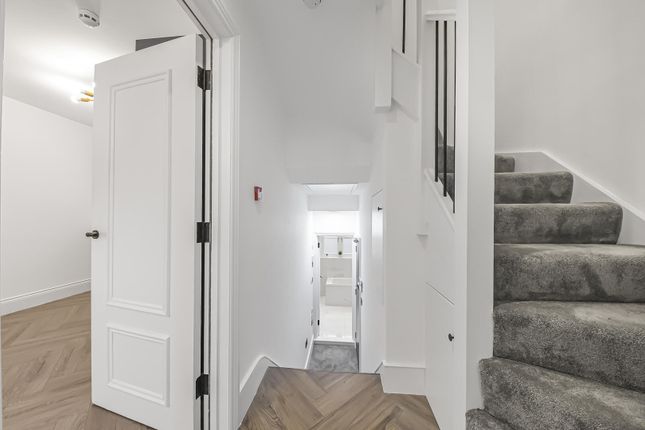 Flat 3, 25,, Scrubs Lane, London photo 2