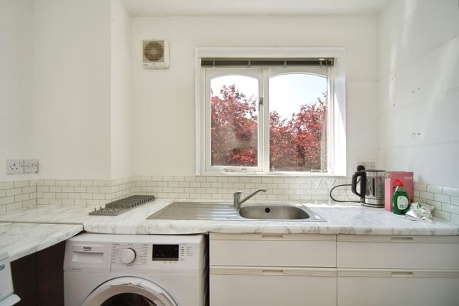 71, Leigh Hunt Drive, London photo 2