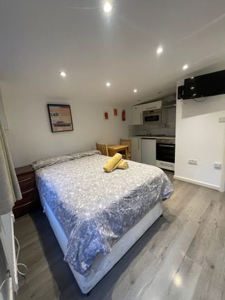 Thumbnail Town house to rent in James Avenue, London