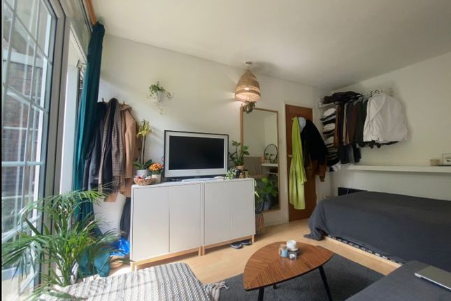 Thumbnail Room to rent in Spring Walk, London