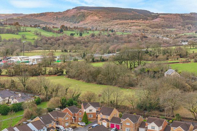 20, Clos Cae Pwll, Treharris photo 4