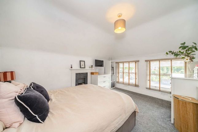 Flat 5, 219, Bedford Hill, London photo 4