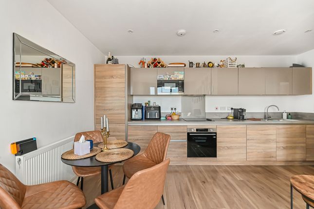 Flat 118, London photo 4